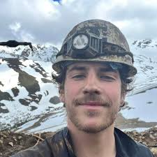 Hey folks, I recently just arrived in Madrid and need temporary storage for  a couple of luggages for 6-8 weeks while I do a bit of traveling. Wondering  if anyone has any