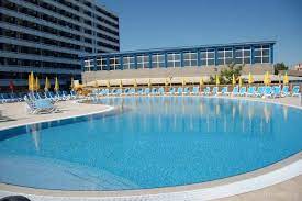 Hotel aurora este hotelul cel mai apropiat de aqua magic si statia de telegondola care duce in zona cazino (50 de metri). Hotel Aurora Mamaia