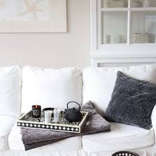 Diese ecke ist direkt neben dem sofa und eigentlich auch ziemlich klein, was für mich aber von vorteil ist. Sofakissen Dekorieren Fur Das Schonste Wohnzimmer Deko Diy