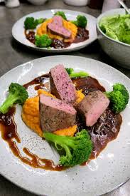 Diesmal Gibt S Bei Uns Lamm Mit Susskartoffelpuree Mit Balsamico Zwiebel Preiselbeersauce Und Brokkoli Einfach Ein In 2020 Lammfilet Rezept Lammfilet Fleisch Gerichte
