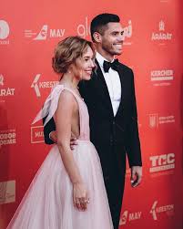 Главный герой сразу выбрал именно дашу квиткову, которой в финале признался в любви. Nikita Dobrynin Priehal Na Odesskij Kinofestival S Pobeditelem Holostyak 9 Romanticheskie Foto Stil Zhizni 24 Provse