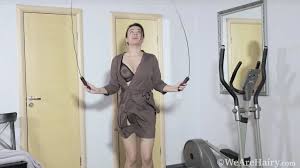 ラミーラは、縄跳びを試みた後、裸になります