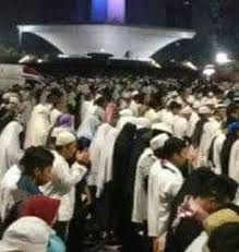 Hal yang sama berlaku bagi orang yang udzur tidak bisa melaksanakan shalat jumat seperti orang yang sakit. Pendapat Hukum Campurnya Sholat Berjamaah Pria Dan Wanita Artikel Keagamaan Laduni Id