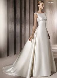 La clave de un vestido de novia sencillo es que no sea recargado, no tenga volúmenes exagerados, ni demasiadas capas de tejido, ni tampoco bordados o encajes llamativos. Vestidos Novia Con Aire Medieval Hermosas Recomendaciones Bodas