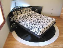 Infatti un tavolo troppo grande per pochi commensali rischia di dare l'idea di lontananza e poca convivialità, esattamente il contrario dell'atmosfera che si desidera creare durante una cena. Corner Letto Ad Angolo Universale Letti Ad Angolo Decorazione Camera Da Letto Arredamento