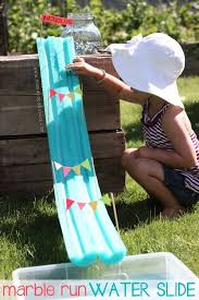 Los juegos recreativos fabricados por la empresa union land cuentan con un diseño de fantasia ya que el diseño de sus productos aportan. Los 15 Juegos De Agua Para El Verano Mas Divertidos Pequeocio Juegos De Agua Para Ninos Juegos De Agua Churros De Piscina