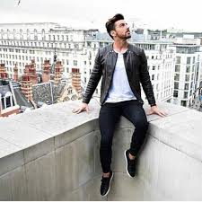 Black And White Combination T Shirt Fall Casual Style Combo With A Black Leather Jacket White T Shirt Black Denim And Black Leather Sneakers Fallfashion Falloutfits Muzhskoj Stil Stil Moda
