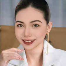 Bachelor of International Business Student Ambassadors pose for a picture  with Mariano Browne, CEO of Lok Jack GSB at the BIB Orientation