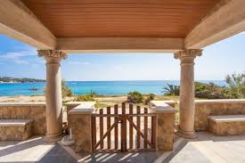 Unterteilt in flur, wohnzimmer, separate küche, waschraum, drei doppelzimmer mit einbauschränken, zwei badezimmer und einem balkon. Cala Ratjada Immobilien In Cala Ratjada Auf Mallorca Kaufen