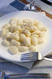 Acompañalos con nuestra salsa blanca especial y hacelos 4 unir sin amasar y dejar enfriar. Fresco Noquis Con Salsa Blanca Y Pimienta En Plato Blanco Fotos Retratos Imagenes Y Fotografia De Archivo Libres De Derecho Image 9341933