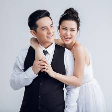 Ngày 19 tháng 11 năm 2009, đông nhi tạm ngưng ca hát 2 tháng do sức khỏe không cho phép cô, trước đó cô đã phải đi cấp cứu sau khi biểu diễn. Ong Cao Tháº¯ng Cáº§u Hon Ä'ong Nhi Bao Xa Há»™i 24 Giá»