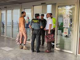 Un joven intenta acceder desnudo a un juicio por exhibicionismo