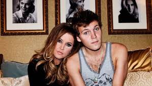 Elvis presley — can't help falling in love (love me tender: Cucu Elvis Presley Meninggal Dunia Di Usia 27 Tahun