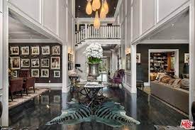 Pour preuve, une pièce a été entièrement aménagée avec du matériel médical comme le confirme un proche du chanteur au jdd. Laeticia Hallyday Vend Sa Villa De Los Angeles Pour 15 Millions D Euros Figaro Immobilier