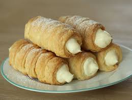 Am omogenizat apoi am pus si restul de lapte caldut, sarea si coaja de lamiae. Rulouri Cu Crema De Vanilie