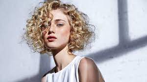 Basically, hairstylists recommend keeping curly hair on its longer side, since the weight contributes to taming the frizz and making the hair more manageable. 30 Easy Hairstyles For Short Curly Hair The Trend Spotter