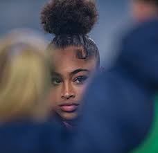 Boys list five ladies hairstyles u know Girls list five footballers you  Know Let's laugh small 😂😂😂😂