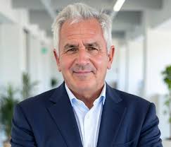 A Broker Like No Other: The Unconventional Rise of Bob Richards