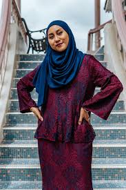 Salah satu inovasi dari indomaret berupa one stop online store yang menyediakan berbagai macam produk dalam satu situs untuk memenuhi semua kebutuhan konsumen. Eid Al Fitr 2019 Outfit Jewel Toned Red Blue Lace Modern Baju Kurung The Good Weekender
