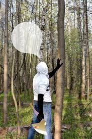 Für die pflege deines gartens oder die arbeit im wald sind äxte und beile unverzichtbare helfer. Mann Mit Schwarz Bemalten Handen Eine Axt Und Fallen Einen Baum Denken Lizenzfreie Fotos Bilder Und Stock Fotografie Image 57910963