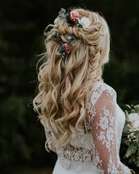 Capelli sciolti e grossi fiori . Acconciature Sposa Capelli Lunghi Con Raccolti E No Archzine It