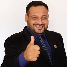 RECADO AO FALSO PROFETA. Está na Bíblia, em Mateus 7, 15: “Cuidado com os  falsos profetas. Eles vêm até vós vestidos de ovelha, mas por dentro são  lobos ferozes”. Falsos profetas são