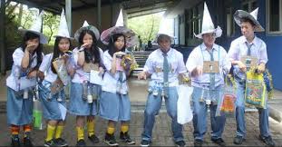 Berikut ini merupakan kumpulan cerpen bahasa jawa terbaru karya para sahabat cerpenmu yang telah diterbitkan, total diketemukan sebanyak 84 cerita pendek untuk kategori ini. Contoh Cerkak Bahasa Jawa Pengalaman Pribadi Masuk Sekolah Sma Budaya Nusantara