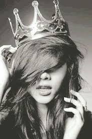 Black And White Crown Photography Pin By Ariba On Amazing Imagination Photography Girly Pictures Stylish Girls Photos