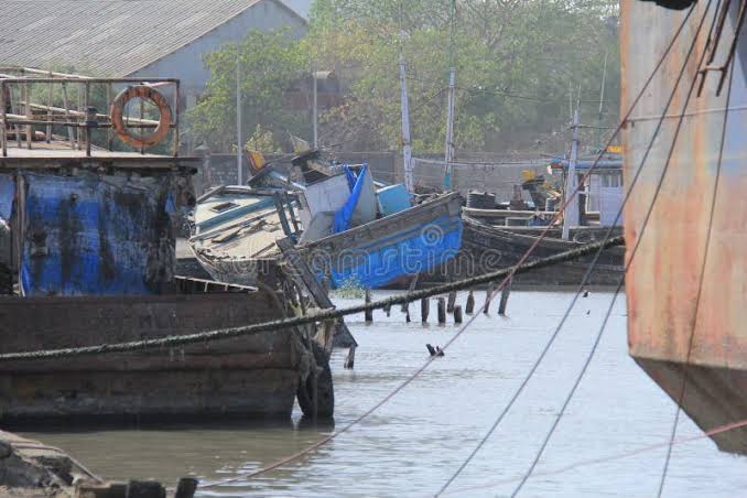 Colorful Fishing Boat Pulled on Sea Shore Jetty in Mumbai Editorial Image - Image of fishing, rough: 220649135
