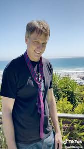 Avril lavigne brought a bit of nostalgia to tiktok, debuting on this platform with a video in which he plays one of his biggest hits with tony hawk. Uaqq6wmsipviwm