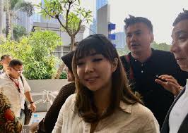 Baim wong dan astrid berjabat tangan tanda damai. Kasus Video Asusila Gisella Anastasia Tak Maafkan Penyebar Metro Tempo Co