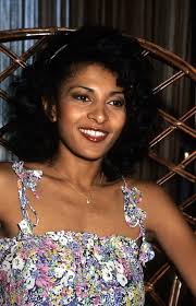 ⚘️Pam Grier doesn't get enough flowers. This woman is simply, BEAUTIFUL 🌹
