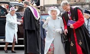 The Queen Looks Summery As She Attends A Sunday Church Service Church Service Queen Church