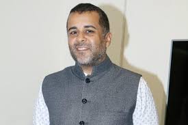 Chetan Bhagat Reminds Anupama Chopra How Vidhu Vinod Chopra Bullied And Drove Him Close To Suicide Ibtimes India Her work has appeared in publications such as the new york times. chetan bhagat reminds anupama chopra