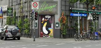 Alcazar befindet sich in bismarckstraße 39a, 50672 köln, germany. 13x Jecker Karneval Die Besten Kneipen In Koln Koeln De