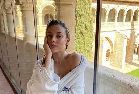 Hasta el momento ester y speitzer no han confirmado textualmente tener una relación sentimental, a pesar de que se les ha visto junto en múltiples ocasiones intercambiando muestras de. Ester Exposito Y Alejandro Speitzer Asi Es Su Historia De Amor