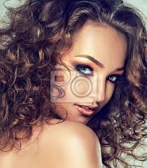 Ragazza sorridente con sano ondulati lunghi. Ragazza Con I Capelli Ricci Dipinti Da Parete Quadri Coppiglia Capelli Mossi Salone Di Bellezza Myloview It