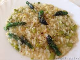 Si possono usare sia i gamberi che i gamberetti, sia gli asparagi selvatici (che conferiscono un profumo più intenso), sia quelli coltivati. Risotto Agli Asparagi Con Pomodorini E Pistacchi