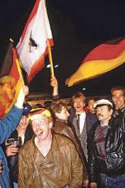Knapp ein jahr nach dem mauerfall war die wiedervereinigung 1990 vollendet. 1989 Mauerfall Und Zuwanderung Judische Allgemeine