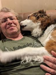 بيرني يحب قضاء أمسياته في حضني. عندما يرحل، تأتي أليس لحضنها...