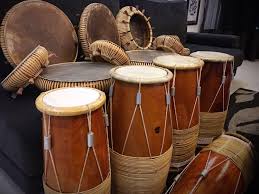 Secara umum, penggunaan saluang mirip dengan suling yaitu dengan meniupnya kemudian lubang pada alat musik digunakan untuk mengatur nada sedangkan. Rebana Gong Gendang Darbuka Kompang Dikir Barat Genbano License 53357936l Music Media Music Instruments On Carousell