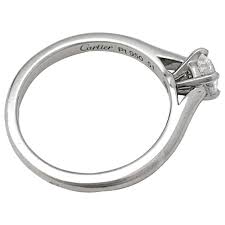 Un solitaire comme bague de fiançailles, un solitaire pour une occasion spéciale comme un mariage, pour un anniversaire ou tout simplement pour vous faire plaisir : Bagues Cartier Bague Solitaire Cartier 1895 En Platine 0 40 Carat H Vs2 Autre Platine Autre Ref 136875 Joli Closet