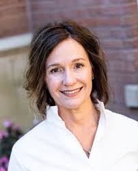 Leslie Mansfield's Instagram, Twitter & Facebook