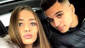 In ambuscada, iubita fotbalistului a primit un picior in plină figura. Meciul FranÈa Romania Nu A Fost Lipsit De Incidente Iubita Lui Manea A Fost LovitÄ Frontal Comunicato