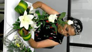 Un dato adicional que podemos recomendarte es colocar los manteles y forros de sillas en un color que genere contraste como azul o lila. Arreglo Floral Para Boda Youtube