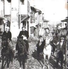 Gecmis Yillarda Uludag A Arac Ile Cikmak Mumkun Olmadigindan Maksem Caddesinde Atlarla Uludag A Cikmayi Bekleyenler Bursa Resimler Sehir