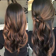 Idee coiffure balayage caramel sur brune carre mi long boucle. Le Balayage Pour Brune Quelle Est La Meilleure Option Personnalise Archzine Fr