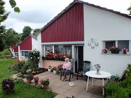 Ihrerseits ist lediglich die bauseitige erschließung zu organisieren und das gießen des fundaments. Haus Siebenburgen Wohn Und Pflegeheim Bungalows Betreutes Wohnen