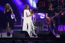Cma Summer Jam: Blake And Gwen, Carrie Underwood, Luke Bryan And More Night  1 Highlights