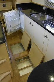 Quelques Bricoles Pour Faciliter Votre Vie A Bord De Votre Navire Hangar A Bateaux Rangement De Cuisine Diy Interieur Bateau